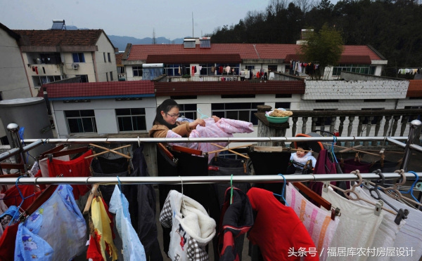 建房是坡屋顶好还是平屋顶好,四面坡屋顶还是选两面坡屋面