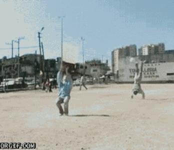 足球搞笑的gif,足球场上永不放弃的名场面gif