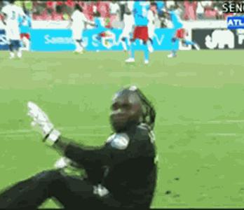 足球搞笑的gif,足球场上永不放弃的名场面gif