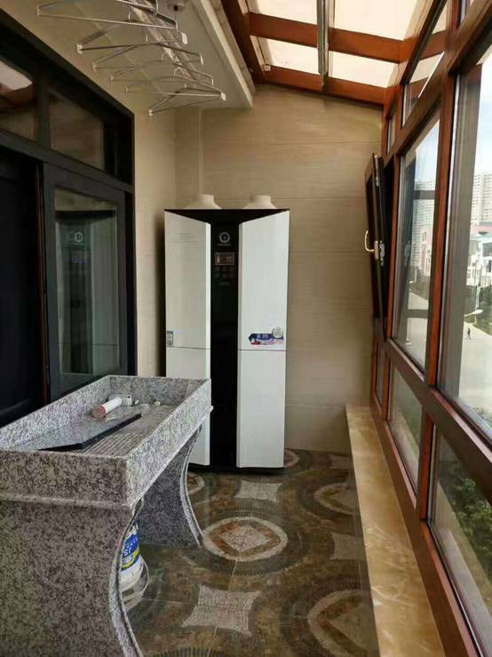 太阳能热水器被大风刮掉砸屋顶,太阳能热水器被冰雹打坏了怎么办