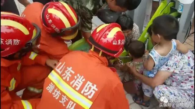 小男孩被电梯夹断胳膊,小孩手指被三轮车夹住