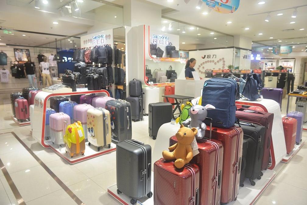 夏季旅游攻略中必不可少的装备，在南坪商都可以一站备齐