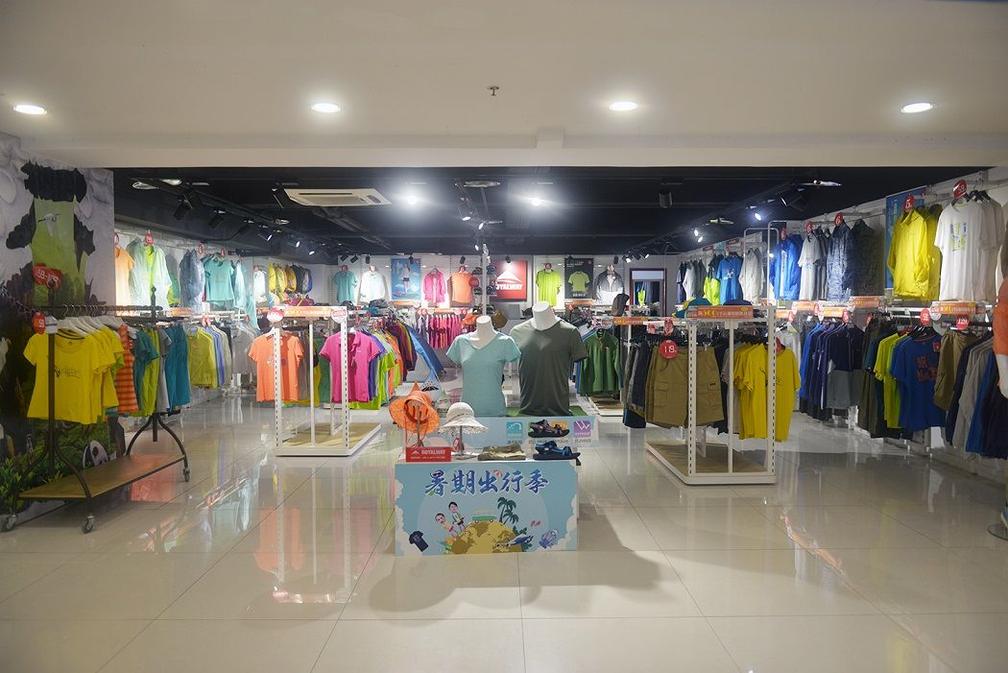 夏季旅游攻略中必不可少的装备，在南坪商都可以一站备齐