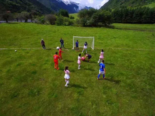 李贝贝的“贵族”足球队来阿坝州了，靓丽足球宝贝精彩助阵