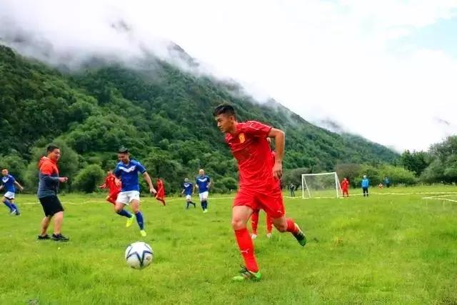 李贝贝的“贵族”足球队来阿坝州了，靓丽足球宝贝精彩助阵