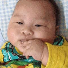 李亚男晒二胎女儿满月照,吸吮手指软萌可爱!附1-2月宝宝早教