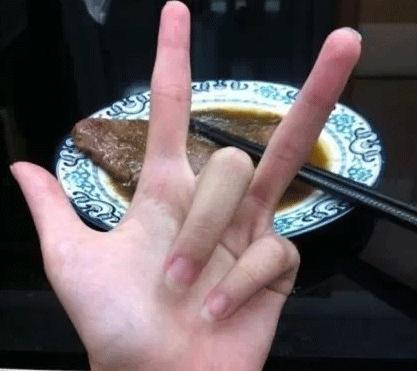 大拇指压住小拇指是什么手势,大拇指压小拇指伸手是什么手势