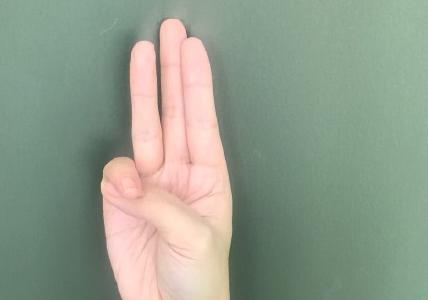 大拇指压住小拇指是什么手势,大拇指压小拇指伸手是什么手势