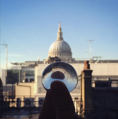 这一颗颗像是露珠的水球竟然可以喝下肚，这是消减矿泉水瓶的重要发明