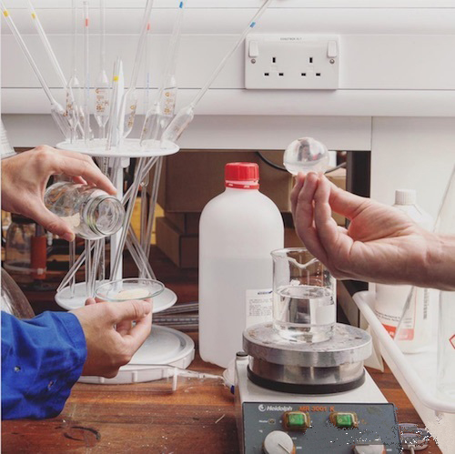 这一颗颗像是露珠的水球竟然可以喝下肚，这是消减矿泉水瓶的重要发明