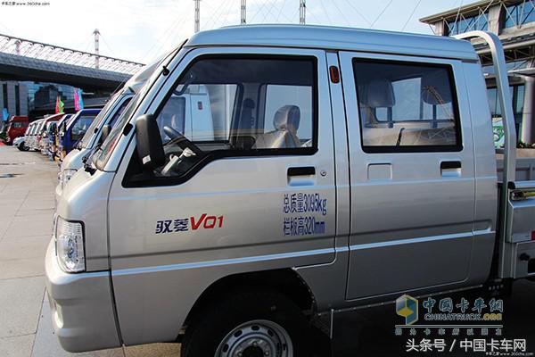 山东汉子栗兴伍的车拉3吨水果,开到80迈一点事没有,你的车呢?