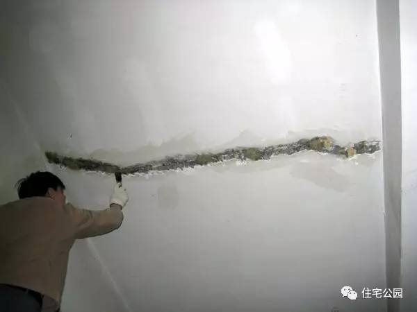 屋顶漏水怎么修补最简单的方法,房顶漏水用水泥补