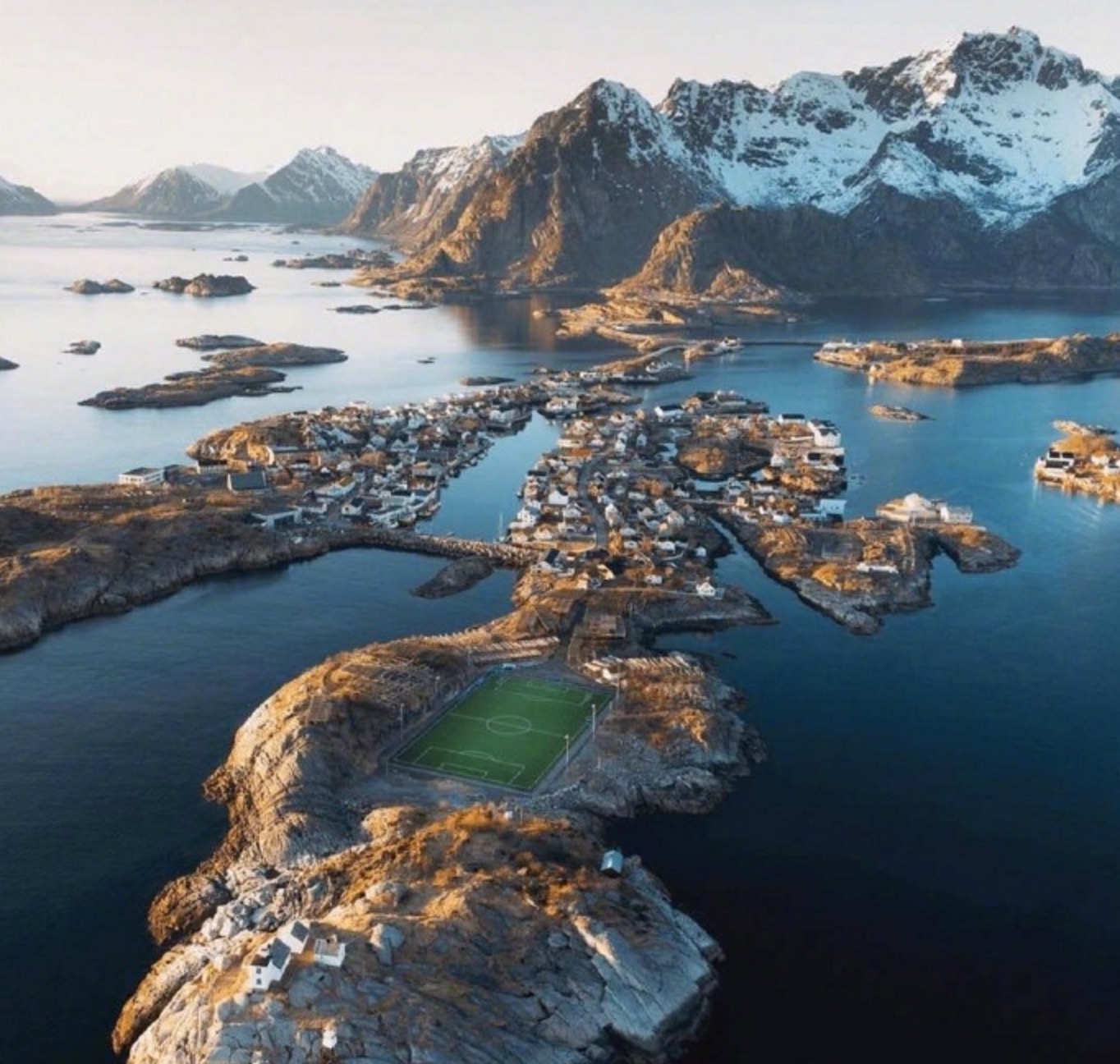 挪威绝美足球场,挪威球场背景图