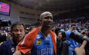 马布里向老东家北京首钢发出电影首映邀请,换来的却是禁止球员参加电影首映!