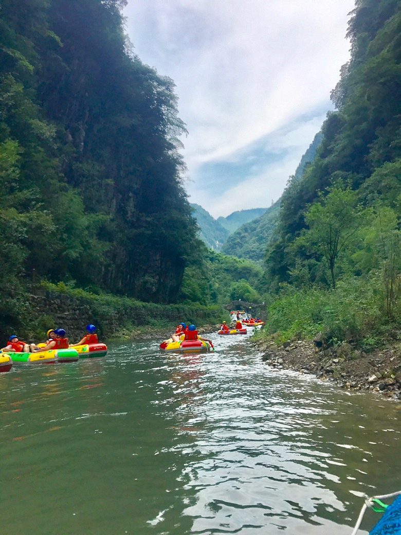 神龙峡漂流一个船可以坐几个人,新兴天露山梅溪古镇神龙峡漂流