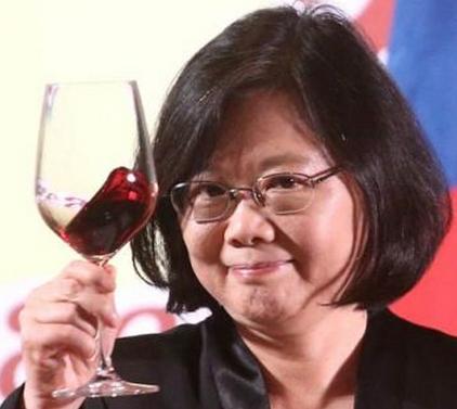 蔡英文上台一年尽现“三失”多行不义必自毙!