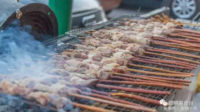 隐藏在昆明村庄里的3家烤羊店，老司机用3个月才找到的