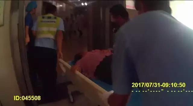 孕妇烧伤保护婴儿,孕妇羊水破裂民警紧急开道救助