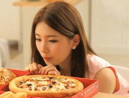 初春时节，西伯利亚寒气袭人，a国间谍史密夫执行任务时，失手被擒，其后被关在高原上的木屋内