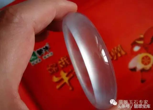 清代玻璃种五彩“翡翠”手镯现世,卖一个亿你说过不过分?