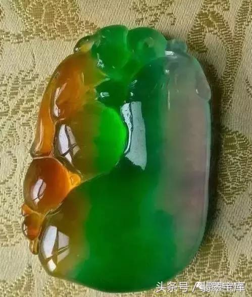 清代玻璃种五彩“翡翠”手镯现世,卖一个亿你说过不过分?