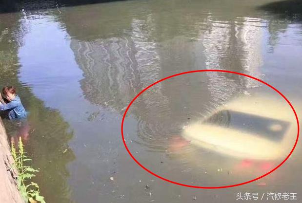 天上下着蒙蒙小雨，这宝马敞篷车挺有个性，披着1张破塑料纸就上路了