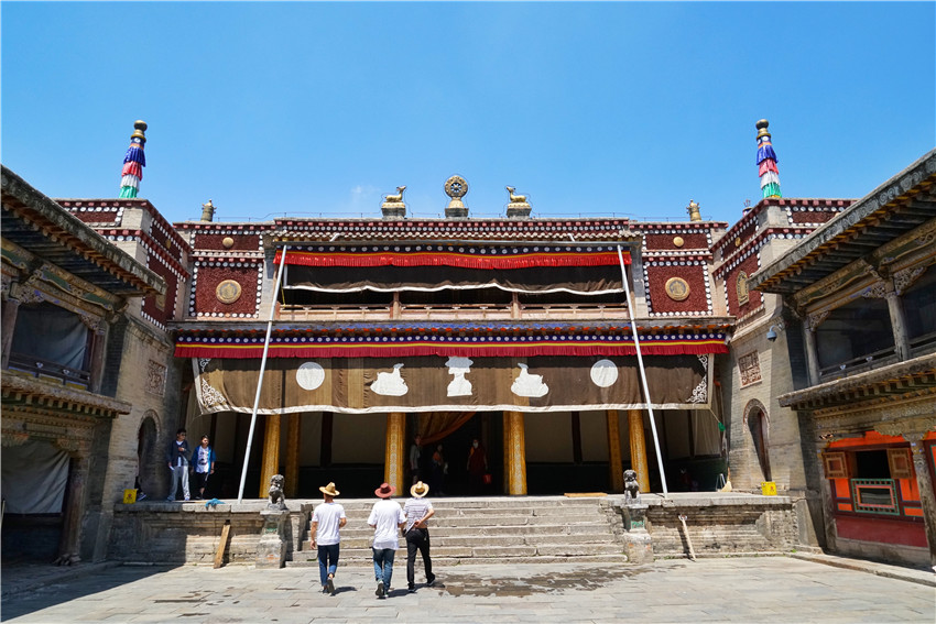 走进塔尔寺感受最虔诚的信仰,塔尔寺虔诚的佛礼