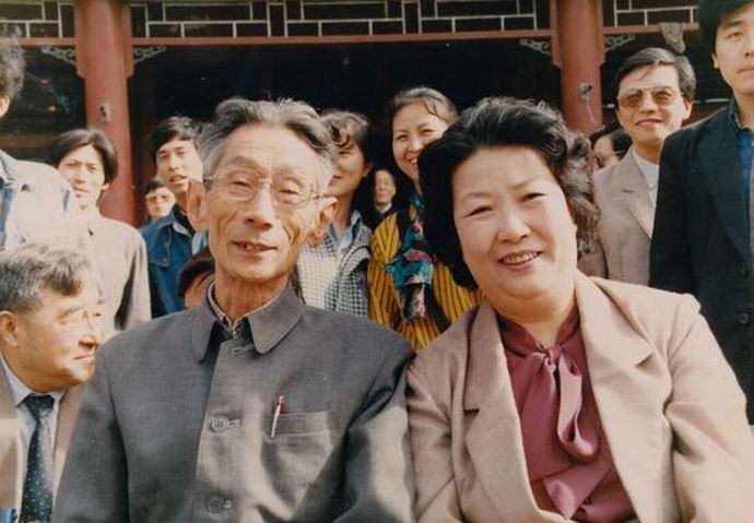 晚年马三立幽默感已深入骨髓，最爱读书写字，题写天津“名流茶馆”保存至今