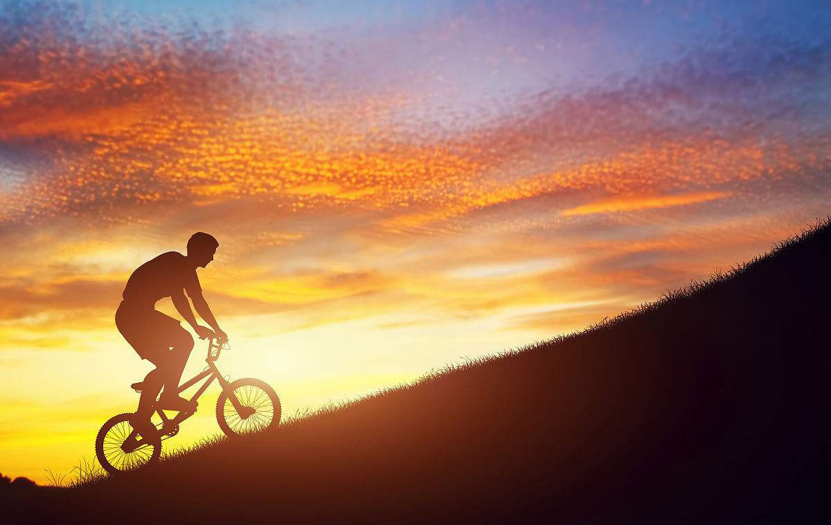 骑自行车时，蹬车、捏闸、响铃用英文怎么说？