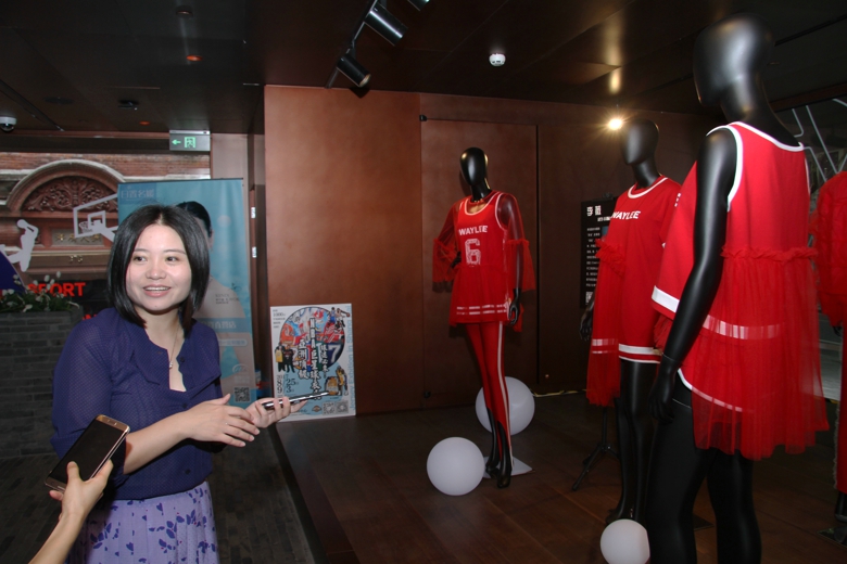 时尚与运动的跨界融合,“设计师眼中的球衣展”上海开幕