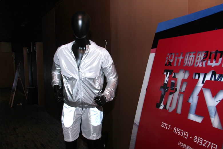 时尚与运动的跨界融合,“设计师眼中的球衣展”上海开幕