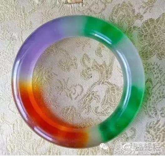 清代玻璃种五彩“翡翠”手镯现世,卖一个亿你说过不过分?