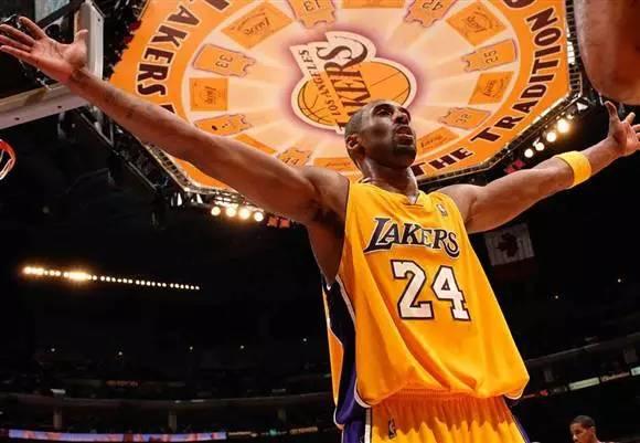 詹姆斯湖人时期让人心酸瞬间,nba詹姆斯那些感人的瞬间