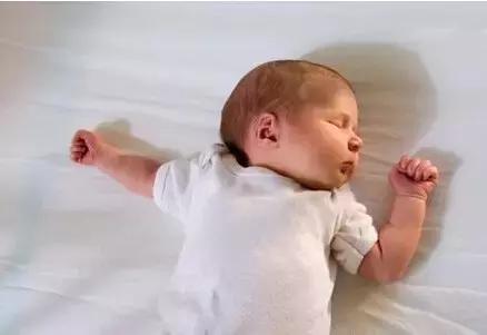 宝宝什么时候开始用枕头比较合适,宝宝有哪些表现说明该用枕头了呢