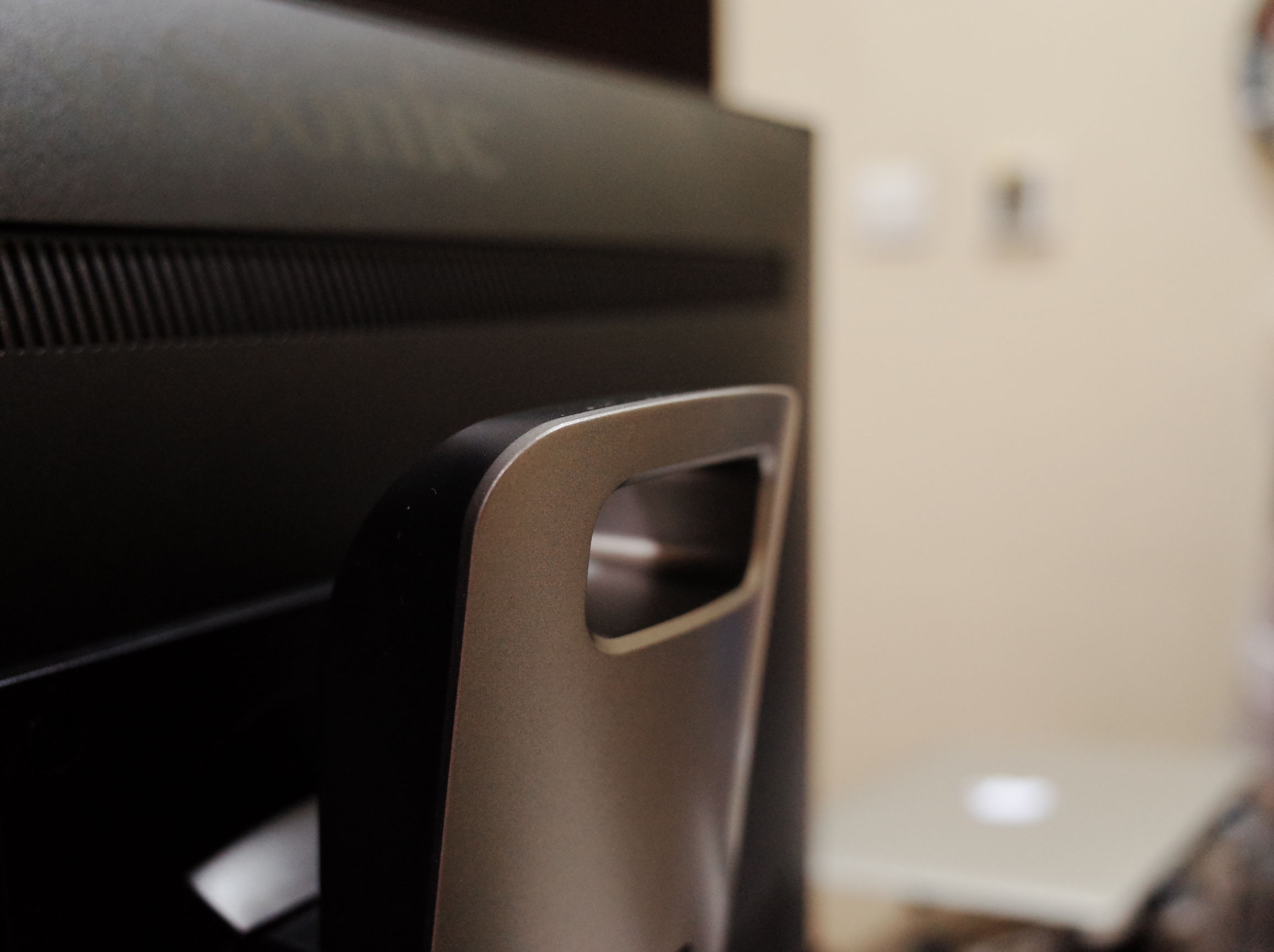 当笔记本*党**一直以为mac就是机制的时候，一定是忽略了显示器还有这样一种打开方式，外挂显示器的完整体验