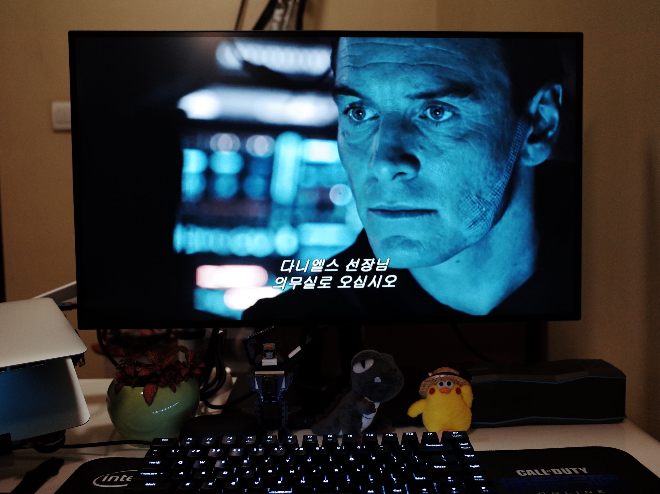 当笔记本*党**一直以为mac就是机制的时候，一定是忽略了显示器还有这样一种打开方式，外挂显示器的完整体验