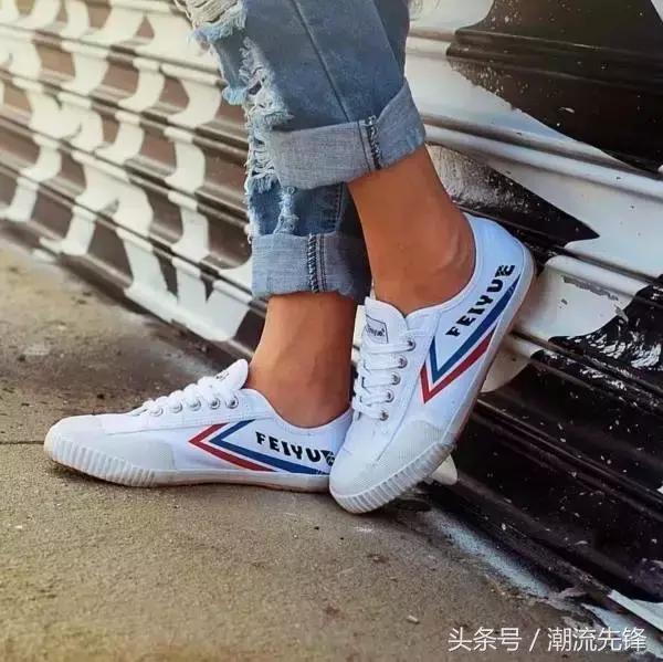 杨幂2021年春款小白鞋,杨幂一双最爱穿的国产鞋