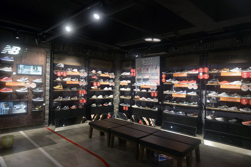 夏季旅游攻略中必不可少的装备，在南坪商都可以一站备齐