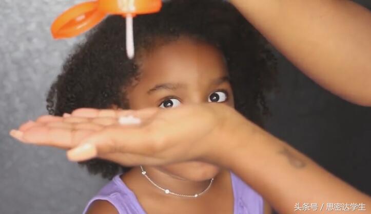 非洲8岁小女孩把头发拉直后,竟这么好看