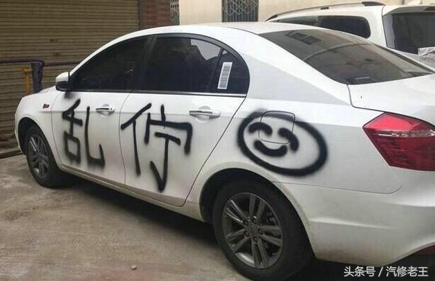 天上下着蒙蒙小雨，这宝马敞篷车挺有个性，披着1张破塑料纸就上路了