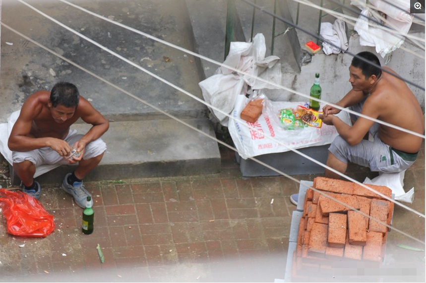 工地上农民工40度高温的真实生活,高温天气打工人的日常生活