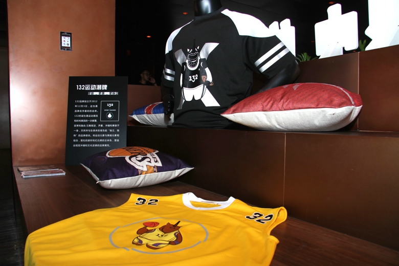 时尚与运动的跨界融合,“设计师眼中的球衣展”上海开幕