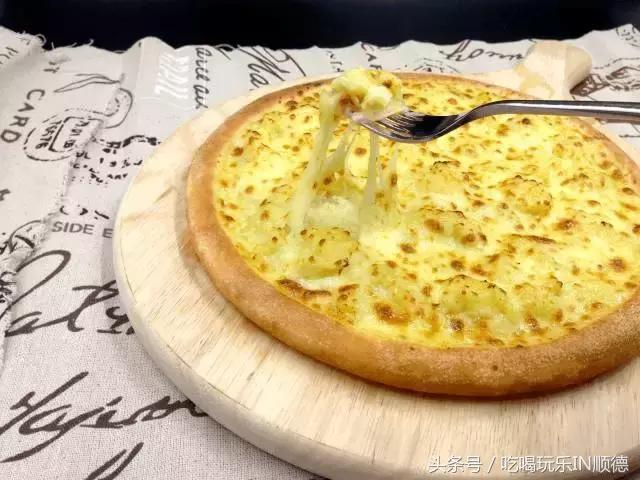 汪涵吴秀波关之琳宋茜刷爆票圈时，这个镶金边的pizza却火了