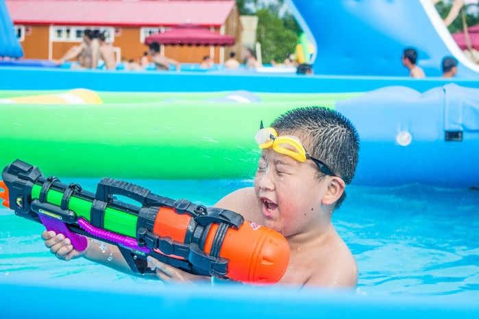 一个、两个非洲友人都晒中暑了,妈妈我要去巴伐利亚避暑