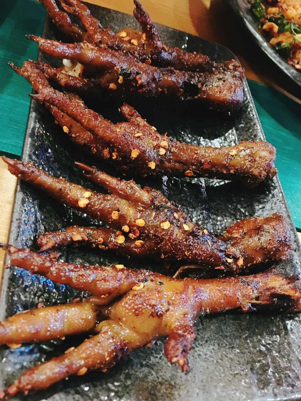 脚步丈量风情，在北京胡同里遇见嘻嘻辣串儿啤—嘻嘻辣东直门店记