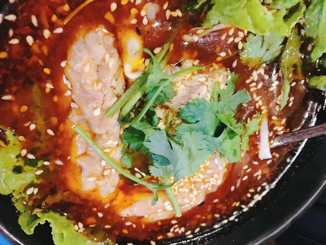 脚步丈量风情，在北京胡同里遇见嘻嘻辣串儿啤—嘻嘻辣东直门店记