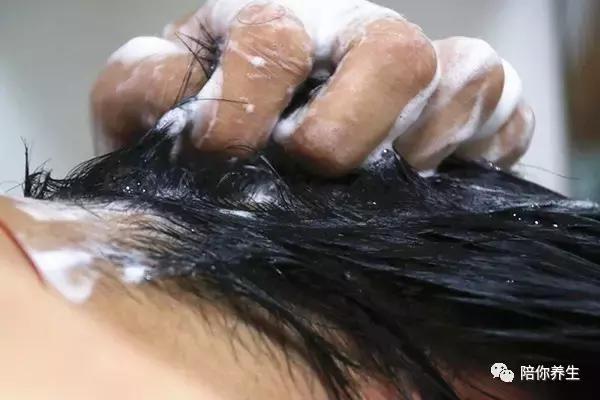 头发少秃顶适合什么发型,头顶头发稀少怎么办剃光头