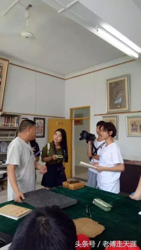 10名大一男女生，暑假在梁平用100元办了一件事~