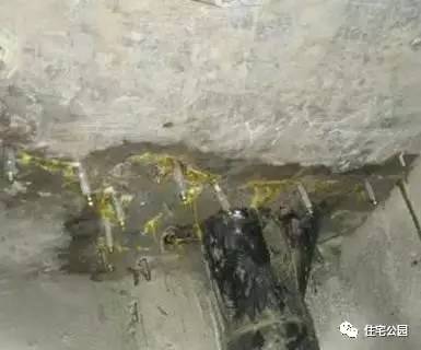 屋顶漏水怎么修补最简单的方法,房顶漏水用水泥补