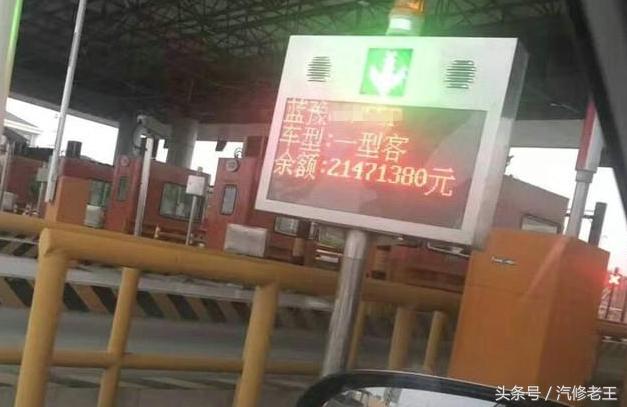 天上下着蒙蒙小雨，这宝马敞篷车挺有个性，披着1张破塑料纸就上路了